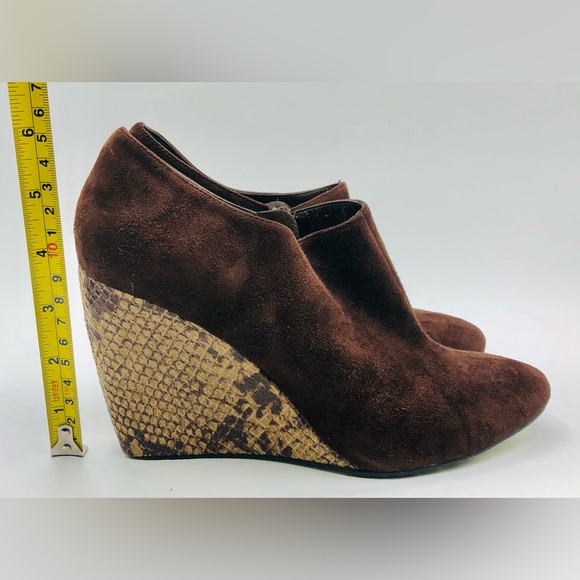BEVERLY FELDMAN "OXFORD" BROWN SUEDE Ankle BOOTIE Snake Wedge Heel SIZE 7.5M - Picture 13 of 16